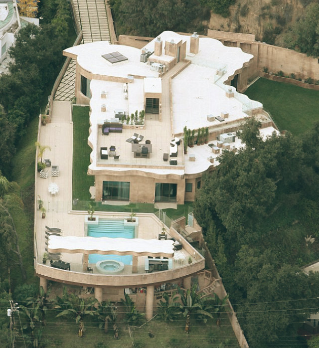Celebrity Homes | Rihanna puts Palatial Mansion in Los Angeles on the market