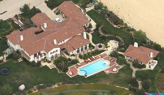 "Inside Celebrity Homes: Khloé Kardashian"