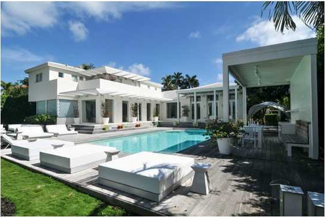 Shakira-Miami-Beach-Mansion-pool