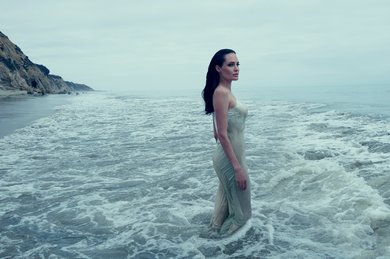 Celebrity News Anjelina Jolie by the sea (1)